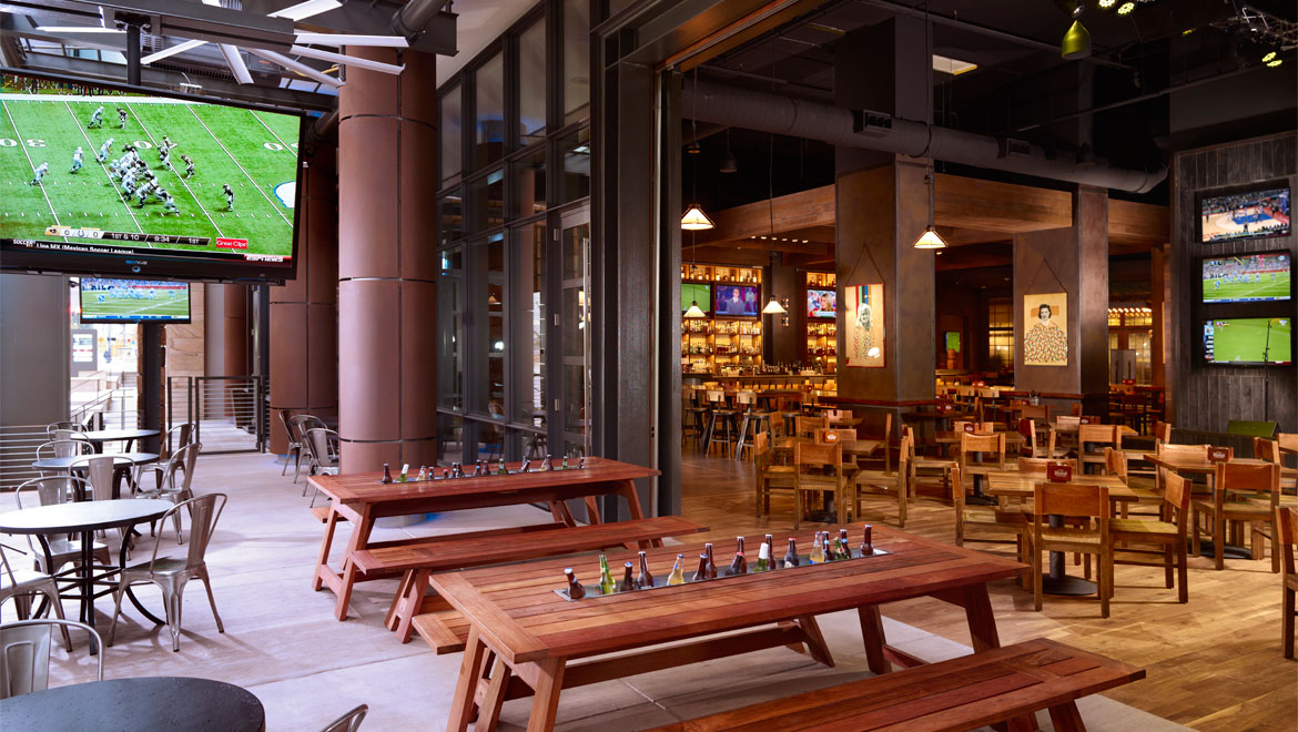 bnadtn-omni-nashville-hotel-bar-lines-patio